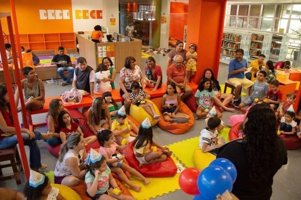 Crianças em passeios culturais aprendendo novos conhecimentos por meio de experiências educativas e visitas a espaços históricos.